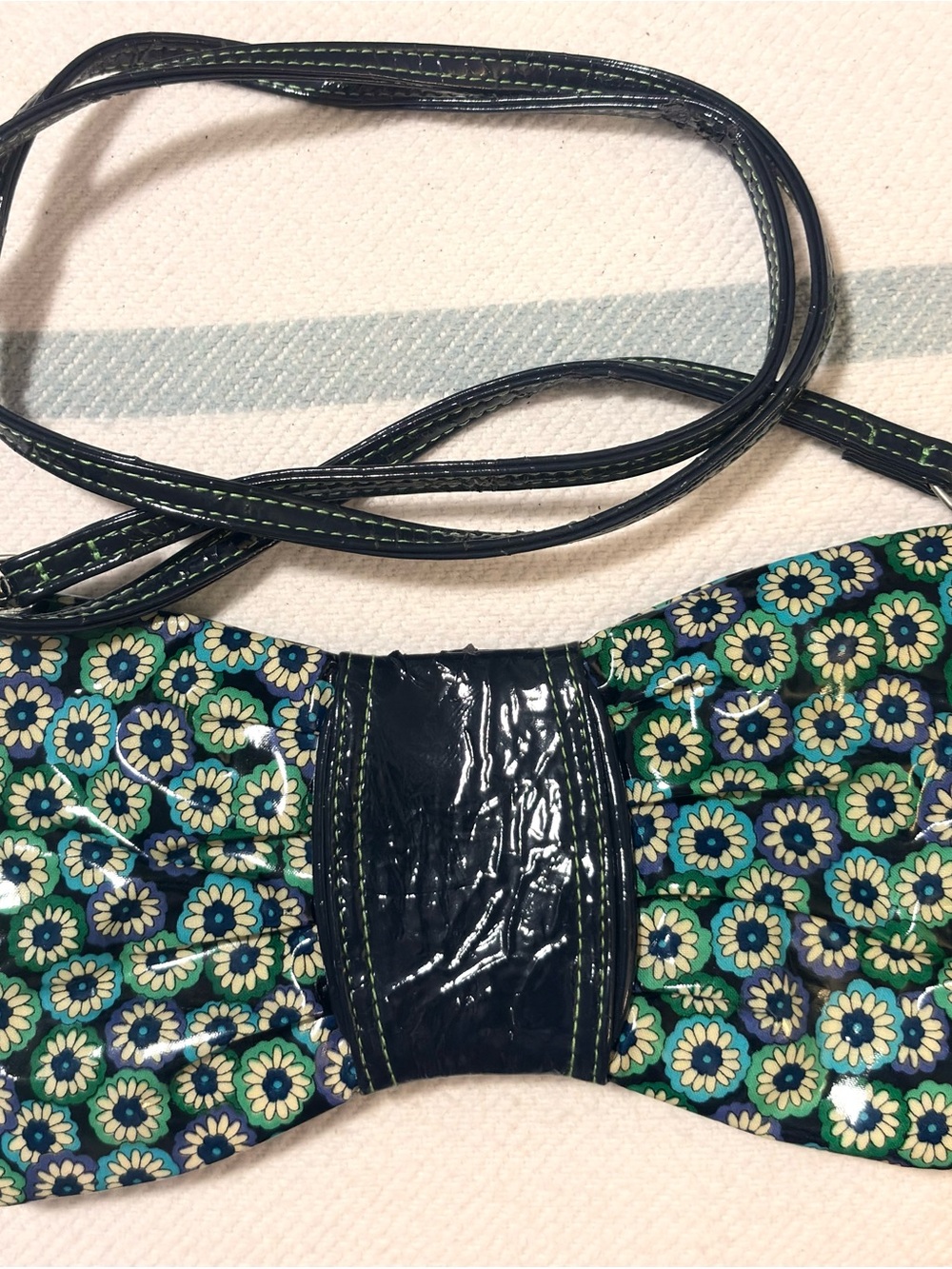 Vintage Vera Bradley crossbody vinyl bow shape, double pocket